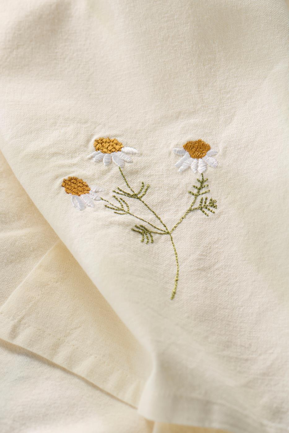 Crème theedoek met geborduurde bloemen in brocante stijl