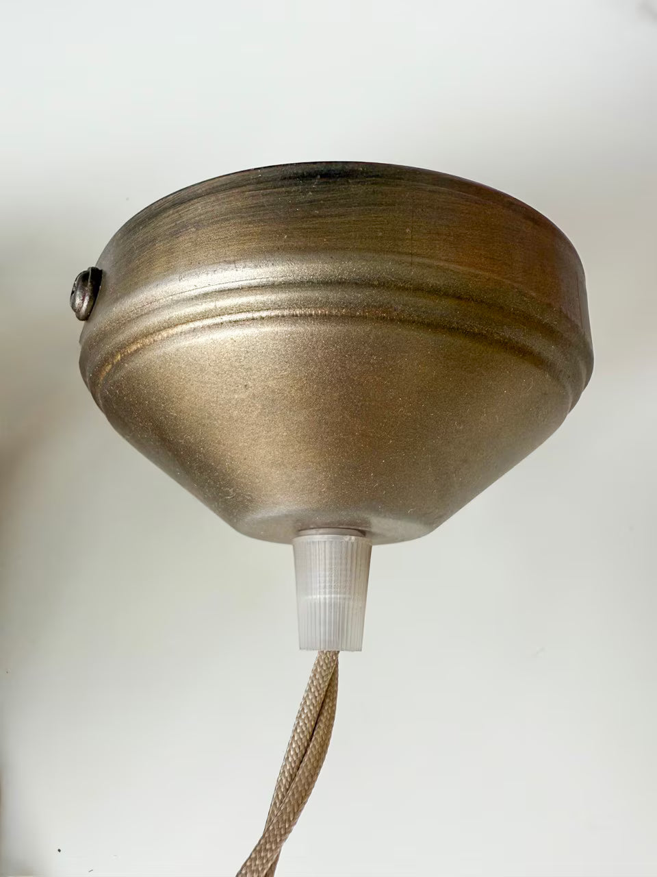 Landelijke hanglamp met golvend glas en textielsnoer